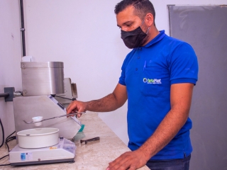 Homem pesando elementos em laboratório