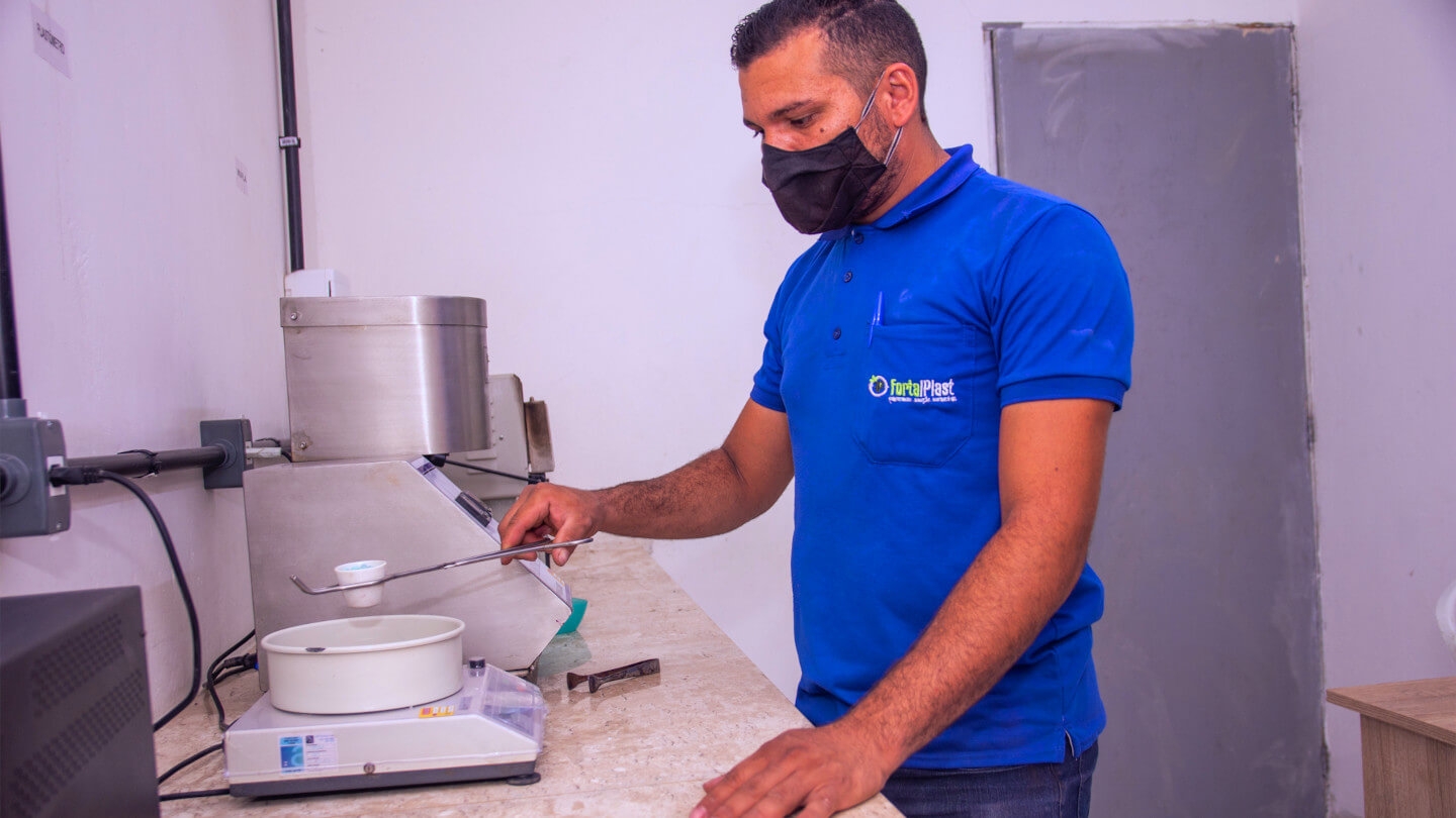 Homem pesando elementos em laboratório